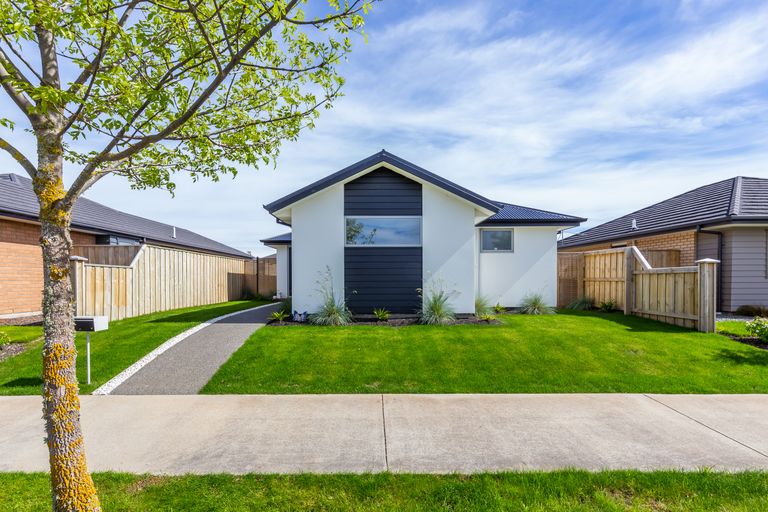 Photo of property in 56 Gillman Place, Pegasus, 7612