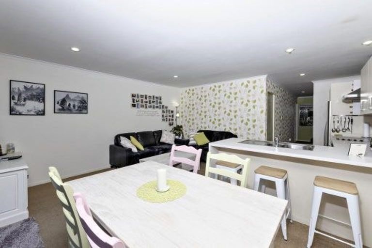 Photo of property in 9/17 Harbour View Road, Te Atatu Peninsula, Auckland, 0610