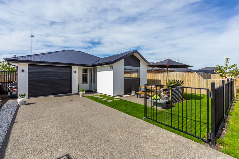 Photo of property in 56 Gillman Place, Pegasus, 7612