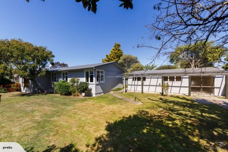 Photo of property in 10 Mokau Place, Terrace End, Palmerston North, 4410