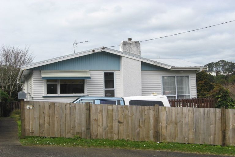 Photo of property in 6 Whitby Place, Westown, New Plymouth, 4310