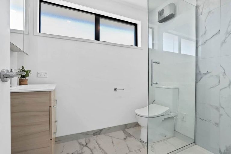 Photo of property in 5/137 Tirimoana Road, Te Atatu South, Auckland, 0602