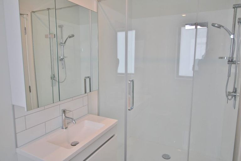 Photo of property in 3/35 Garadice Road, Rothesay Bay, Auckland, 0630