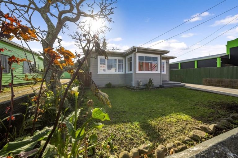 Photo of property in 22 Wellington Street, Hawera, 4610