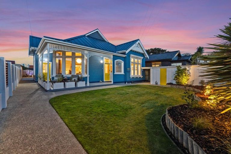 Photo of property in 127 Hargest Crescent, Saint Clair, Dunedin, 9012