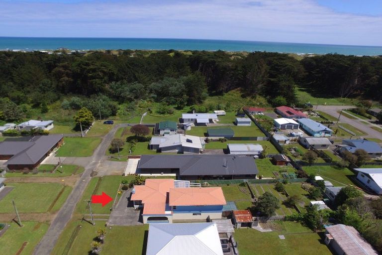 Photo of property in 7 Hennessy Street East, Foxton Beach, Foxton, 4815