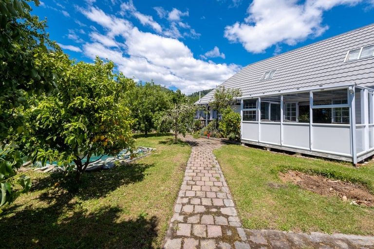 Photo of property in 215a Waikawa Road, Waikawa, Picton, 7220
