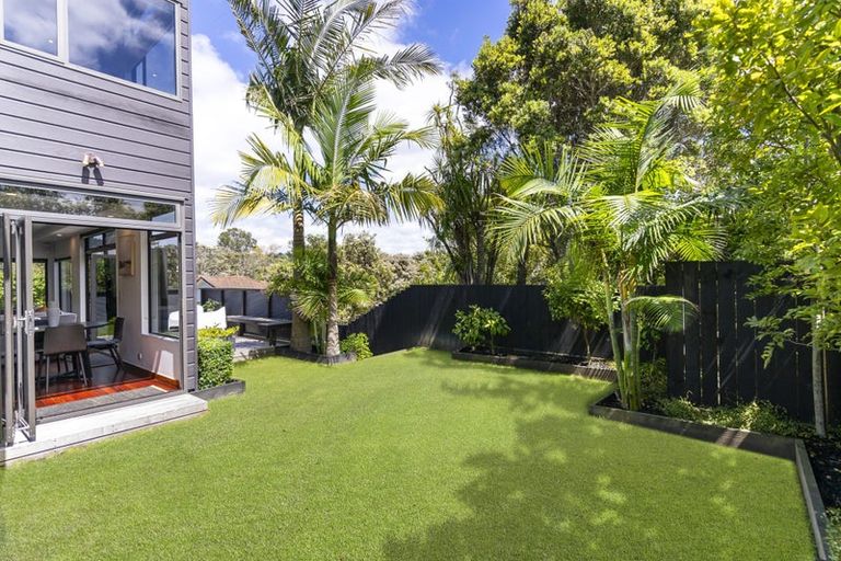 Photo of property in 25a Barron Drive, Green Bay, Auckland, 0604