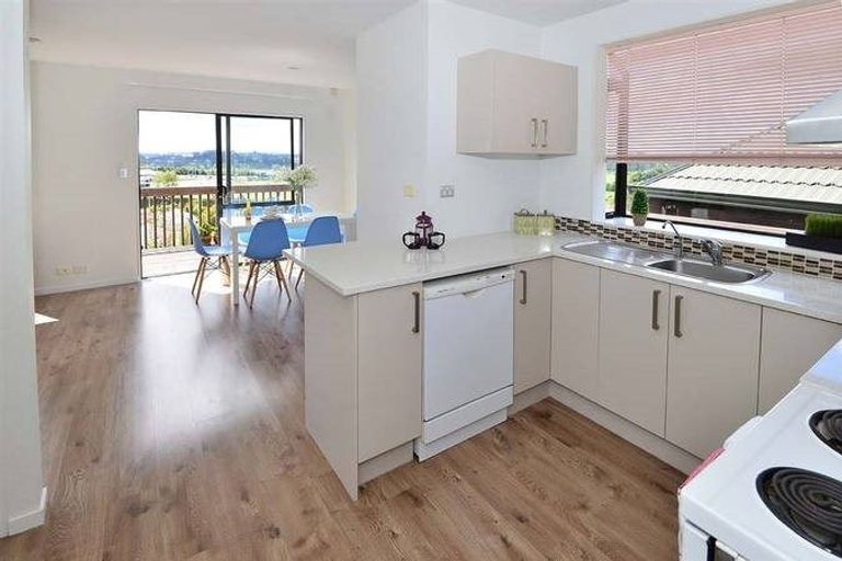 Photo of property in 1/21 Jumento Place, Unsworth Heights, Auckland, 0632