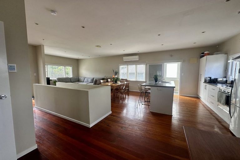 Photo of property in 2/26 Dallinghoe Crescent, Milford, Auckland, 0620