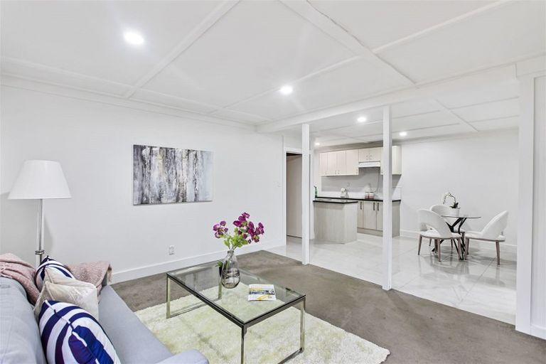 Photo of property in 7 Glen Vista Place, Bayview, Auckland, 0629