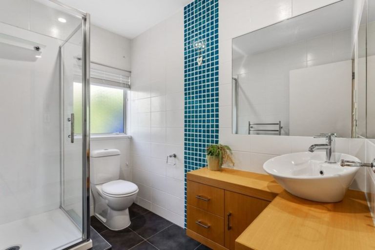 Photo of property in 9 Sandown Road, Rothesay Bay, Auckland, 0630