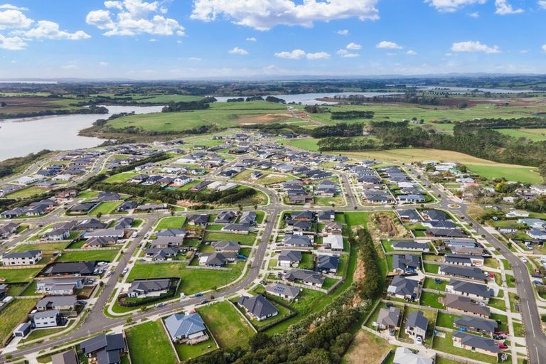 Photo of property in 19 Tahuna Minhinnick Drive, Glenbrook, Waiuku, 2681
