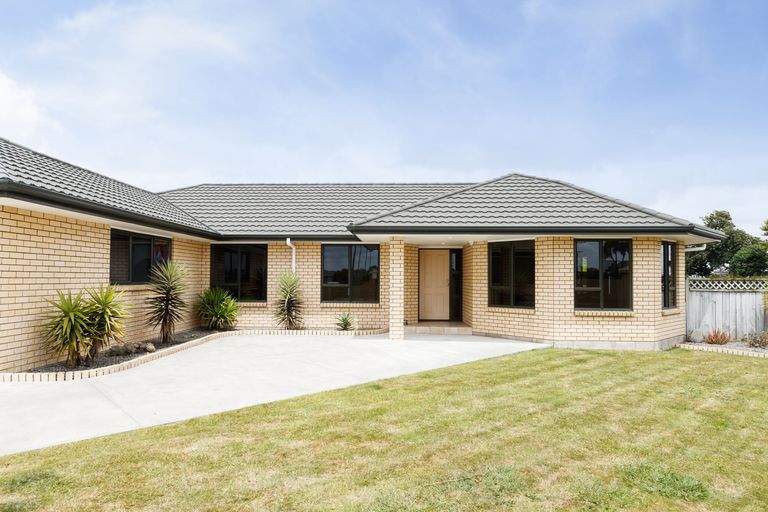Photo of property in 2 Fernlea Avenue, Kelvin Grove, Palmerston North, 4414