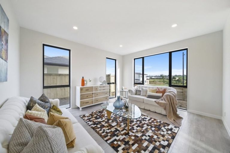 Photo of property in 73 Hayfield Way, Karaka, Papakura, 2113