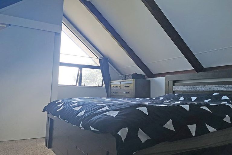 Photo of property in 2/52 Heathcote Road, Castor Bay, Auckland, 0620