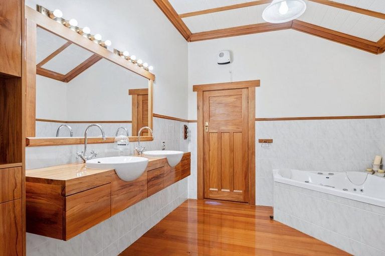 Photo of property in 16 Hukarere Road, Bluff Hill, Napier, 4110