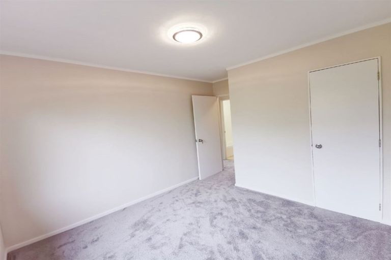 Photo of property in 2/13 Helicon Place, Totara Vale, Auckland, 0629