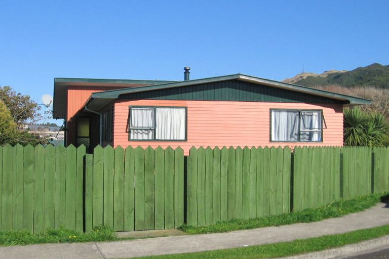 Photo of property in 27 Te Arataura Street, Takapuwahia, Porirua, 5022