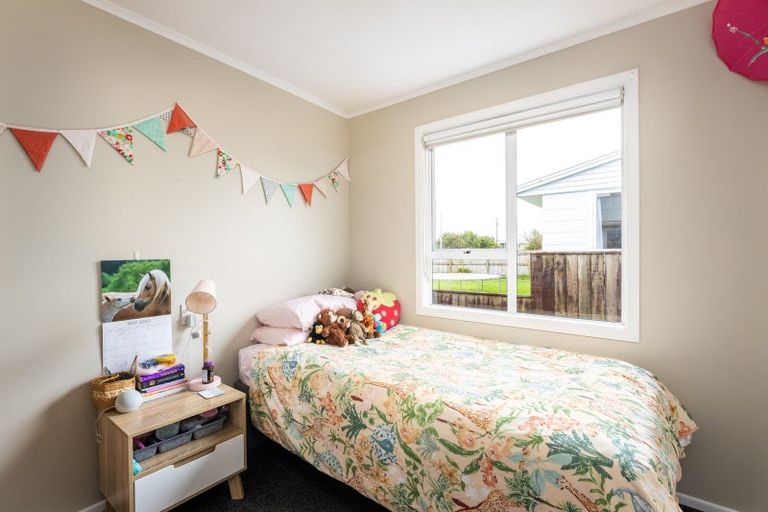 Photo of property in 18 Pukatea Street, Inglewood, 4330