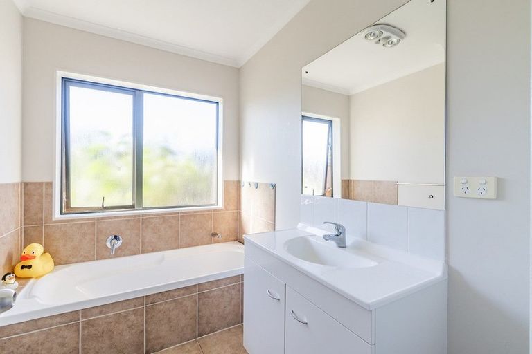 Photo of property in 5 Arawhata Way, Tuakau, 2121