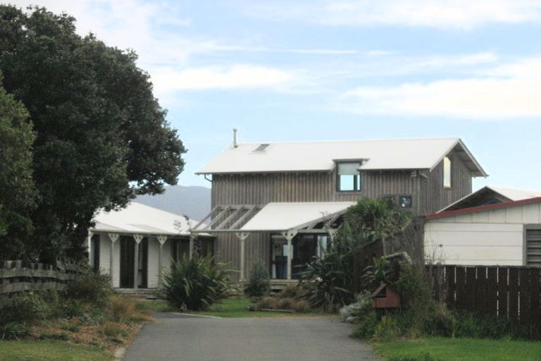 Photo of property in 7 Nuhaka Place, Paraparaumu Beach, Paraparaumu, 5032