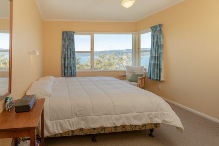 Photo of property in 34 Fortification Road, Karaka Bays, Wellington, 6022