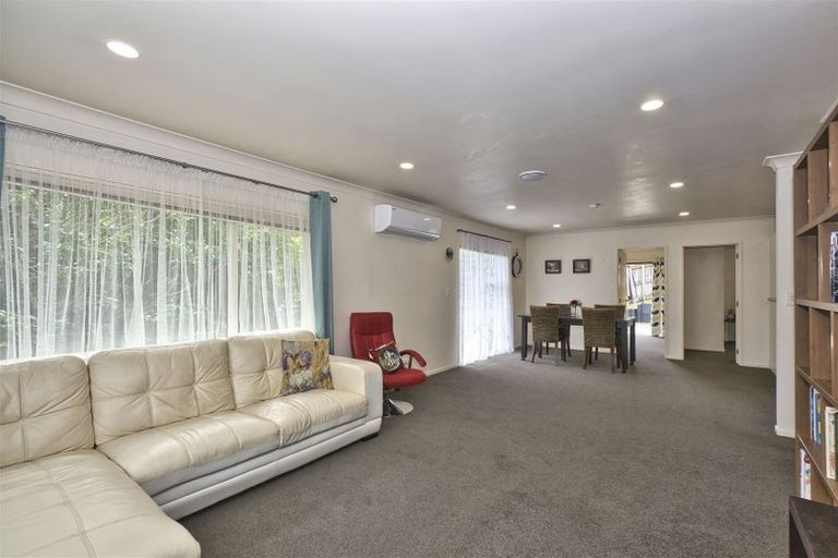 Photo of property in 2/8 Bronzewing Terrace, Unsworth Heights, Auckland, 0632