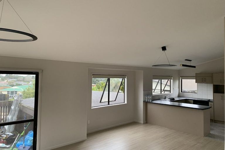 Photo of property in 8 Kayle Glen, West Harbour, Auckland, 0618