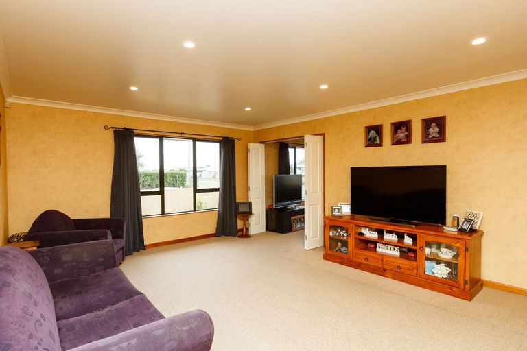 Photo of property in 2 Fernlea Avenue, Kelvin Grove, Palmerston North, 4414