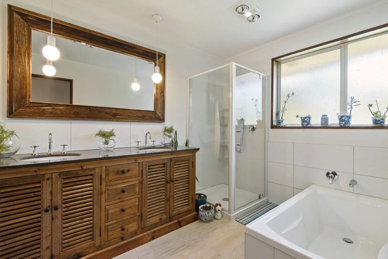 Photo of property in 10 Lyons Avenue, Murrays Bay, Auckland, 0630