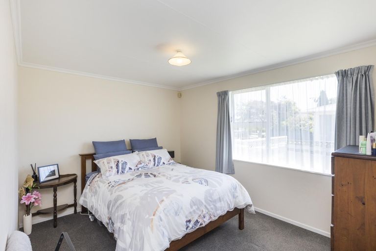 Photo of property in 17 Abraham Crescent, Milson, Palmerston North, 4414