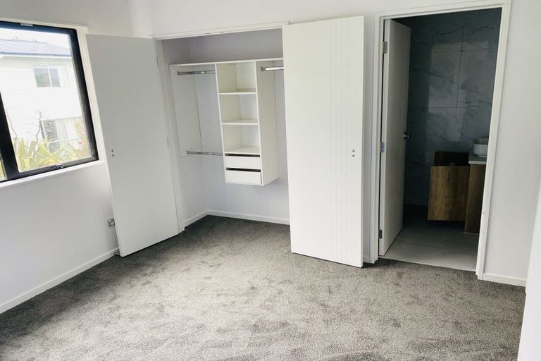 Photo of property in 5/16 Buisson Glade, West Harbour, Auckland, 0618