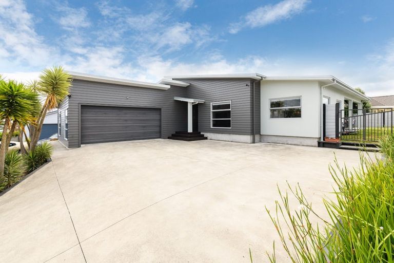 Photo of property in 1 Tennyson Avenue, Kelvin Grove, Palmerston North, 4414