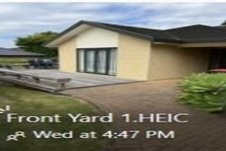 Photo of property in 17 Rosetti Rise, West Harbour, Auckland, 0618