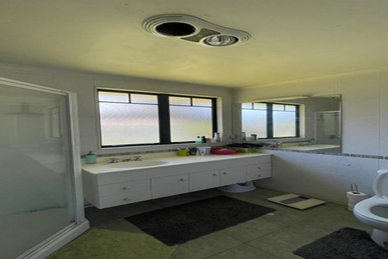 Photo of property in 13 De Havilland Drive, Goodwood Heights, Auckland, 2105