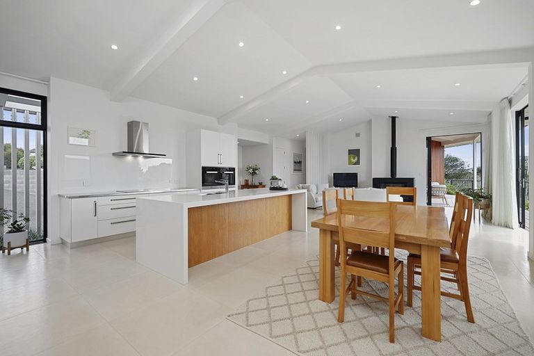 Photo of property in 17 Manurau Crescent, Merrilands, New Plymouth, 4312