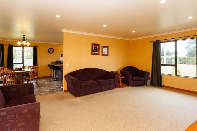 Photo of property in 2 Fernlea Avenue, Kelvin Grove, Palmerston North, 4414