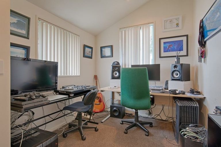 Photo of property in 1/42 Churchill Road, Murrays Bay, Auckland, 0630