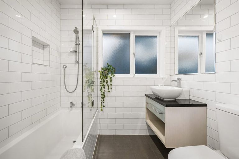 Photo of property in 2/134 Onewa Road, Northcote, Auckland, 0627