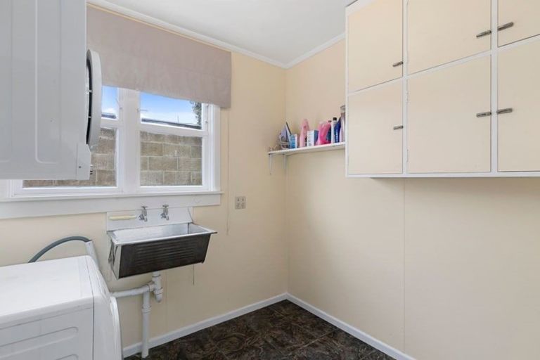 Photo of property in 25 Catherine Crescent, Paparangi, Wellington, 6037