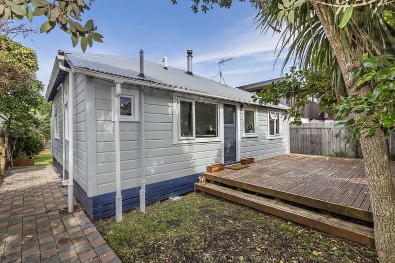 Photo of property in 3 Apu Crescent, Lyall Bay, Wellington, 6022