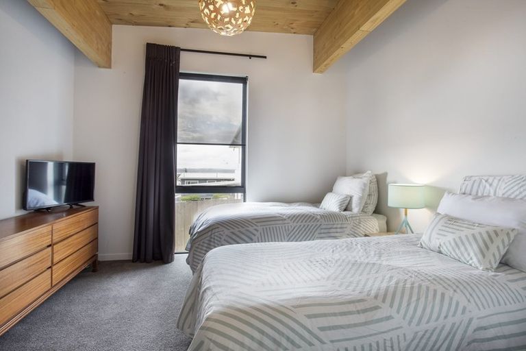 Photo of property in 16 Melandra Road, Stanmore Bay, Whangaparaoa, 0932