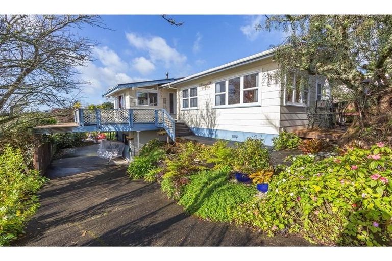 Photo of property in 4 Elliston Crescent, Stanmore Bay, Whangaparaoa, 0932