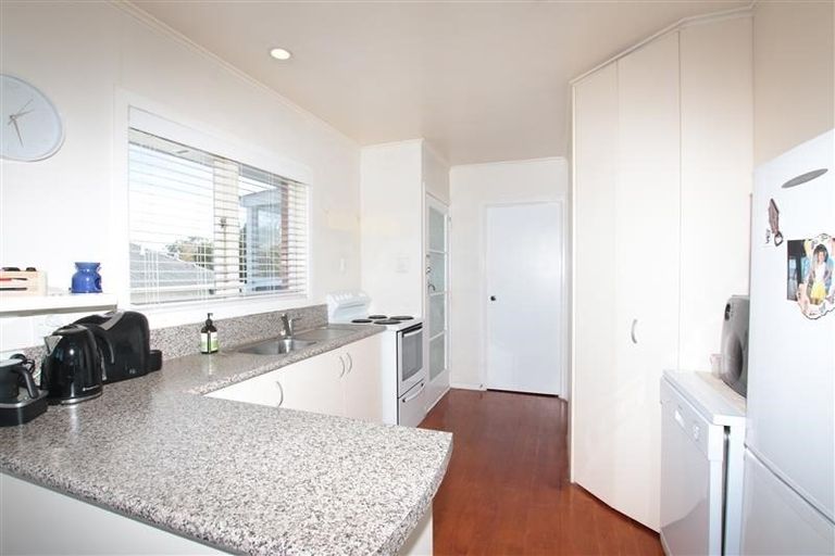 Photo of property in 21 Essex Street, Te Atatu South, Auckland, 0610