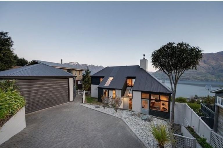 Photo of property in 67 Wynyard Crescent, Fernhill, Queenstown, 9300