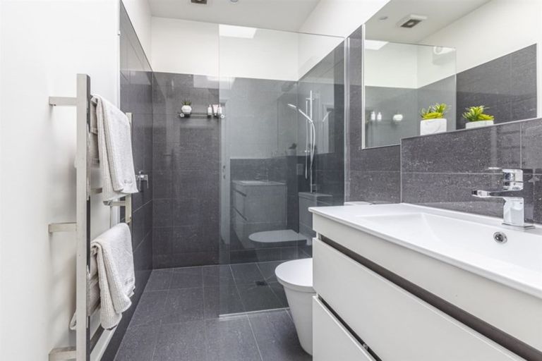 Photo of property in 43 Manapouri Crescent, Hokowhitu, Palmerston North, 4410