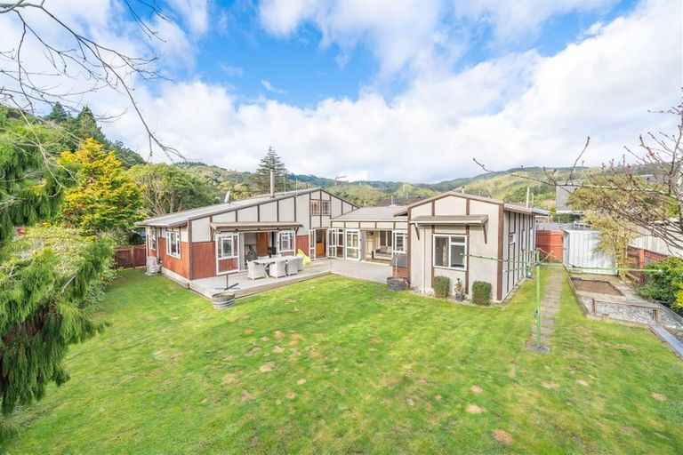 Photo of property in 24 Glen Road, Stokes Valley, Lower Hutt, 5019