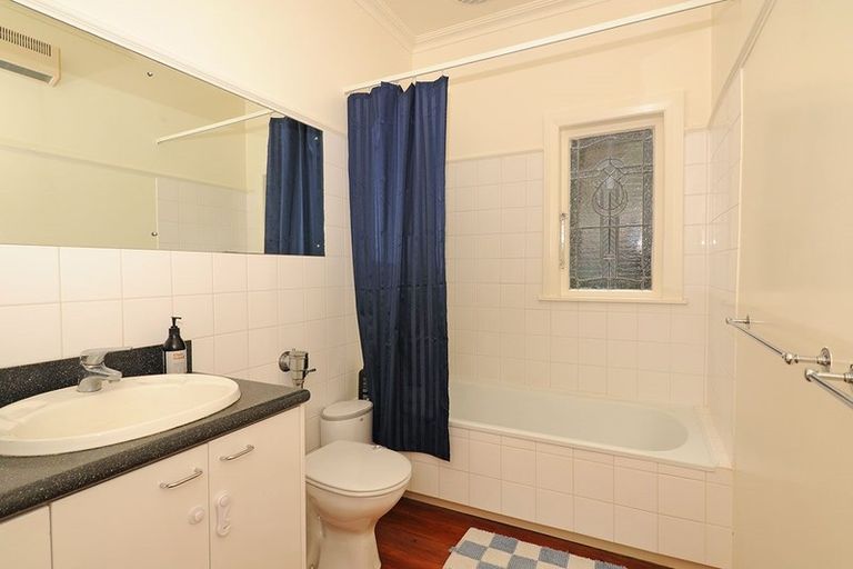 Photo of property in 33 Tio Tio Road, Miramar, Wellington, 6022