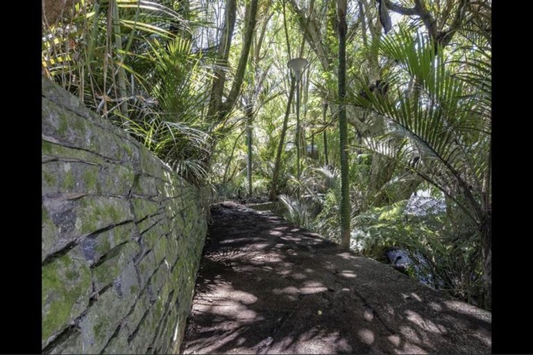 Photo of property in 323 Glenfield Road, Glenfield, Auckland, 0629